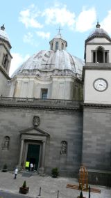 Das Portal der Kathedrale Santa Margherita nächster Versuch (28 mm  Weitwinkel)